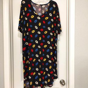 FAVORITE T-SHIRT DRESS - SUPER SOFT BLACK MULTI LIPS